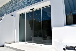 Αυτόματη πόρτα σε είσοδο ξενοδοχείου