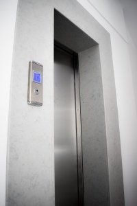 Ανελκυστήρας με αυτόματες πόρτες